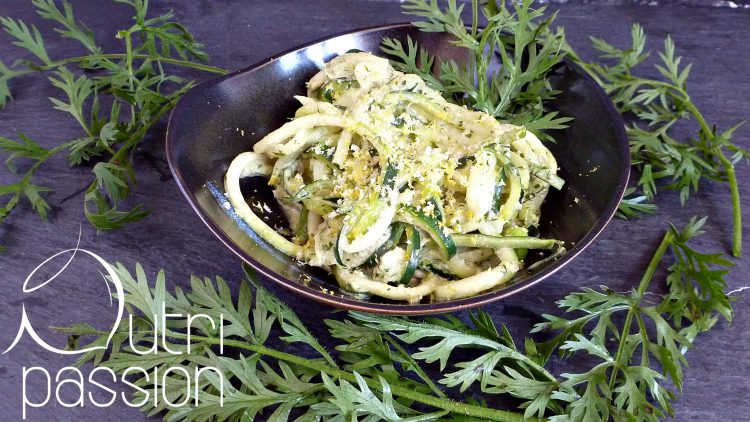 Zucchini-Nudeln mit Möhrengrün-Pesto - Rezept - nutripassion.de